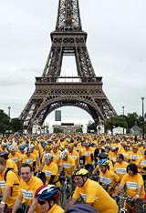 Thousands of cyclists gather at the Eiffel Tower 