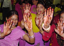 DAYS OF MEHNDI ARE HERE AGAIN