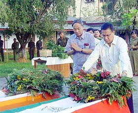 Manipur Chief minister O. Lbobi pays tribute to the two security personal