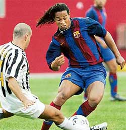 Barcelona's Ronaldinho dodges Enzo Maresca of Juventus