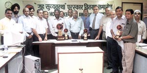 Company officials with representatives of pipeline stations that won housekeeping awards at the IOC�s Pipeline Division office in Noida