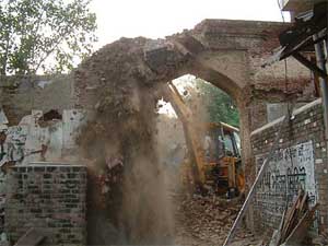 The pending Galiara Yojna kick started once again with the demolition of Mochi bazaar 