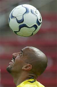 Manchester United's Argentinean international Juan Sebastian Veron practices at the Rutgers University training ground in New Jersey 