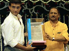 Indian cricket captain Saurav Ganguly receives a memento from Kolkata Mayor Subrata Mukherjee