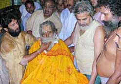 Sadhus of Digambar Akhara pay homage to the mortal remains of the stalwart of Ram-Janmabhoomi movement Ramchandra Das Paramhans