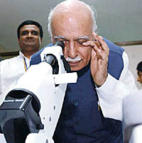 Deputy Prime Minister L. K. Advani inspects an angiography equipment
