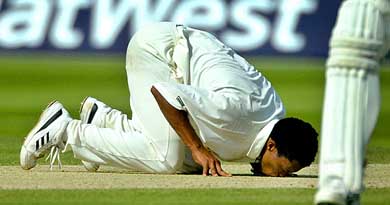 South Africa's Makhaya Ntini kisses the turf after taking another England wicket 