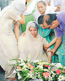 Avneet Kaur pays last tributes to  her husband Gp Capt J.S. Kahlon (retd), who had died in a helicopter crash in Jammu and Kashmir along with four Amarnath pilgrims at SAS Nagar cremation ground on Wednesday.
