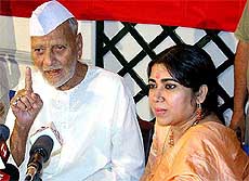 Ustad Bismillah Khan and his adopted daughter Soma Ghosh talk to the media