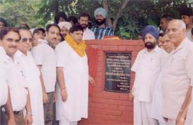 Mr Surinder Dawar, MLA, lays the foundation stone for the beautification of a park in Ward No 51