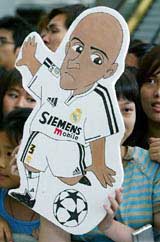 Real Madrid fans hold up a caricature of Real's Brazilian defender Roberto Carlos 