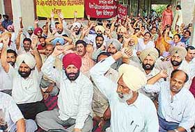 Members of the coordination committee of paramedical and health employees, Punjab, agitate in support of their demands