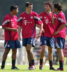 German first division soccer club FC Bayern Munich's new striker Roy Makaay chats with Giovane Elber, Michael Ballack and Claudio Pizarro during his first training session 