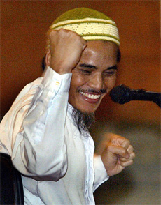 Indonesian militant Amrozi reacts at a courtroom after receiving death sentence
