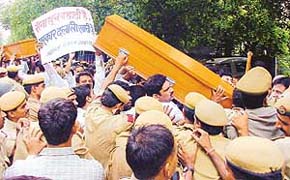 Carrying coffins, Youth Congress demonstrators try to break the police cordon outside the residence of Defence Minister George Fernandes in New Delhi