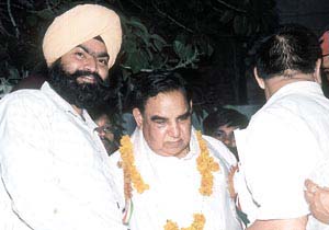 Vice-president of the Punjabi Sikh Nojawan Manch Jathedar Karan Singh honouring the newly appointed president of the Congress (Delhi state), Mr Prem Singh.
