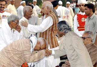 President APJ Abdul Kalam and Deputy Prime Minister L. K. Advani being greeted by freedom fighters on the occasion of 'Quit India Movement Day' 