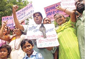 Activists of the National Human Rights Council protesting the NDMC's action against the pavement vendors at Jantar Mantar in the Capital on Sunday. 
