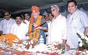Former Delhi Chief Minister Madan Lal Khurana is being felicitated by the Delhi Kushit Premi Sangh after he unveiled a statue of the late Dronacharya wrestling coach Guru Hanuman