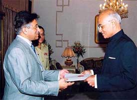 Indian High Commissioner to Pakistan Shivshankar Menon presents his credentials to Pakistani President Pervez Musharraf