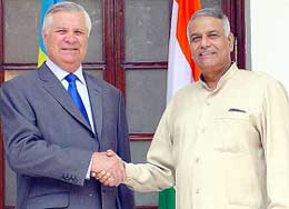 Ukraine's Foreign Minister of  Anatolly Zienko shakes hand with Union Minister of Foreign Affairs Yashwant Sinha in New Delhi 