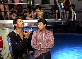 Bollywood actor Sunil Shetty and cricketer Ajay Jadeja on the sets of "Khel"