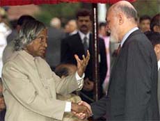 President A.P.J Abdul Kalam talks to Pakistan High Commissioner Tariq Aziz