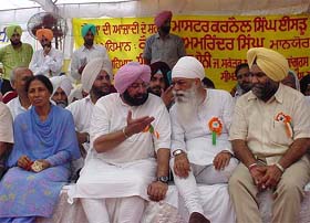 Punjab Chief Minister Amarinder Singh has a word with PPCC chief H.S. Hanspal 