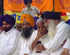 SAD chief Parkash Singh Badal discusses with former MP Satinder Kaur Dhaliwal 