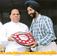 Chaudhary Jagjit Singh, Local Bodies Minister, Punjab, honours JE Nirmal Singh in Patiala on Independence Day.