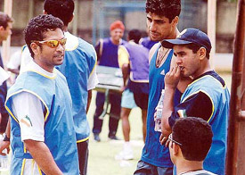 Sachin Tendulkar seems to be giving tips to Ashish Nehra and Parthiv Patel (R) at the conditioning camp for India team probables