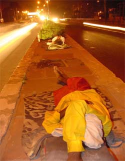 Migrant labourers sleep on the roadside of the busy Ferozepore road oblivious of the danger to their lives