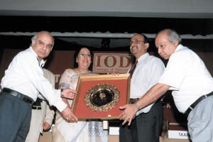 Dr Najma Heptulla, Deputy Chairperson, Rajya Sabha, and National Chairperson of the Insititute of Directors, presenting the Golden Peacock National Training Award
