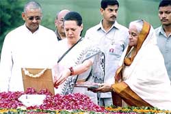 Congress President Sonia Gandhi pays homage to former President Shankar Dayal Sharma