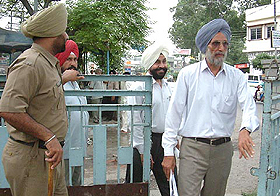Mr Man Mohan Singh Brar enters the judicial complex on Thursday