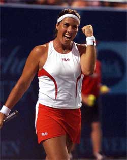 Jennifer Capriati of the US celebrates her victory over Russia's Elena Bovina 