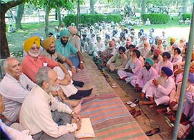 Ex-servicemen stage a dharna outside the office of the Deputy Commissioner in Ludhiana