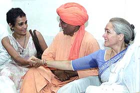 Social worker Nafisa Ali shakes hands with author Arundhati Roy