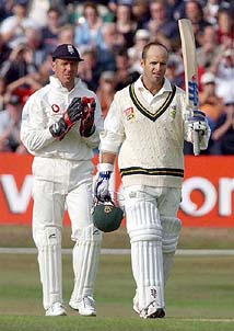 England wicketkeeper Alec Stewart joins the applause as South Africa�s Gary Kirsten reaches his century
