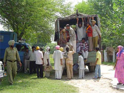 The police bundles Baba Piara Singh Bhaniara�s followers 