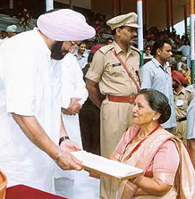 Chief Minister of Punjab Capt Amarinder Singh presents Pramaan Patra to Ms Primila Puri.