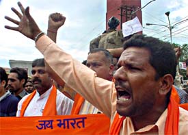 Shiv Sena activists protesst against the Lashkar-e-Toiba in Ludhiana