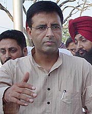 Youth Congress President Randeep Surjewala meets injured Congress activists 