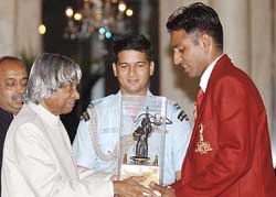 The President, Dr A.P.J. Abdul Kalam, presents the Arjuna Award to Indian hockey player Gagan Ajit Singh