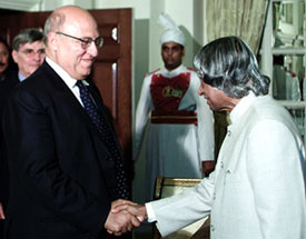 Palestinian Foreign Minister Nabil Shaath shakes hands with President A. P. J. Abdul Kalam 