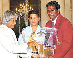 IM Vijayan recieving Arjuna Award from President A.P.J. Abdul Kalam.