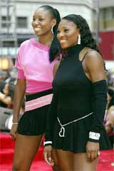 Tennis stars Venus and Serena Williams arrive for the 2003 MTV Video Music Awards 