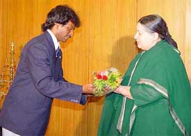 Tamil Nadu Chief Minister Jayalalithaa  presents a bouquet to Indian hockey team captain Dhanraj Pillai 