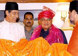 Prime Minister Atal Bihari Vajpayee hands over a 'Chadar' to Hazi Irfan Chishti