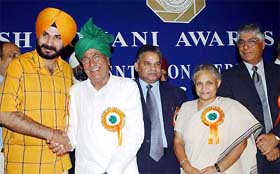 Recipients of the Shiromani Awards-2002 former cricketer Navjot Singh Sidhu, Haryana Chief Minister O. P. Chautala, businessman Vijay K. Srivastava, Delhi Chief Minister Sheila Dikshit and J & K Bank Chairman M. Y. Khan pose for a photograph